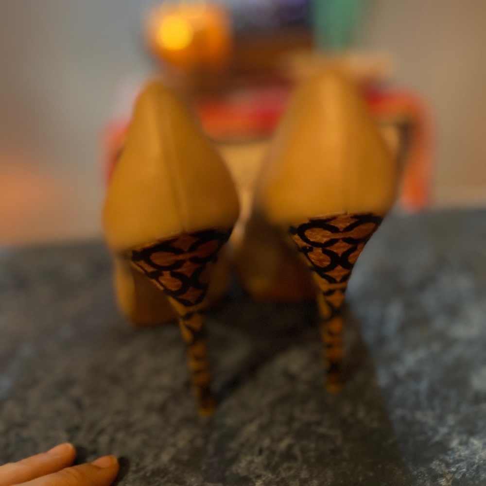 Woman’s heels - Picture 10 of 10